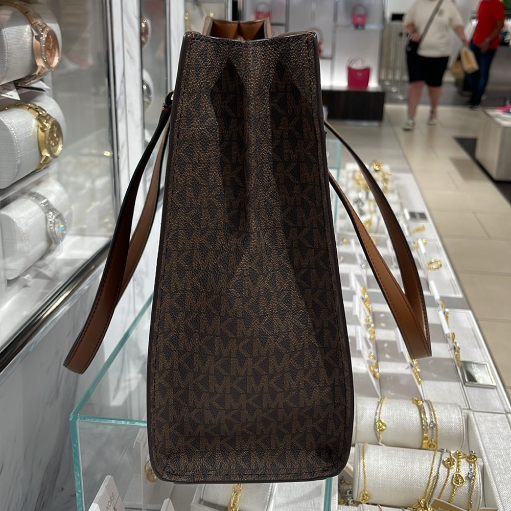 Michael Kors Jet Set Travel Large Signature Logo Pocket Tote Bag
Brown NWT - Picture 3 of 16